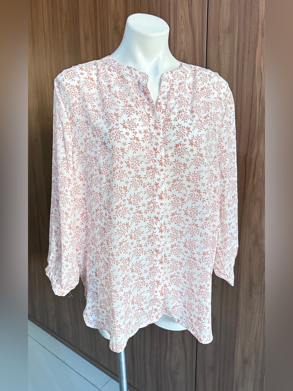 🔥3 FOR $25🔥 NWT. Jachs White Blouse with Dusty Rose Leaf Motif Size XL
